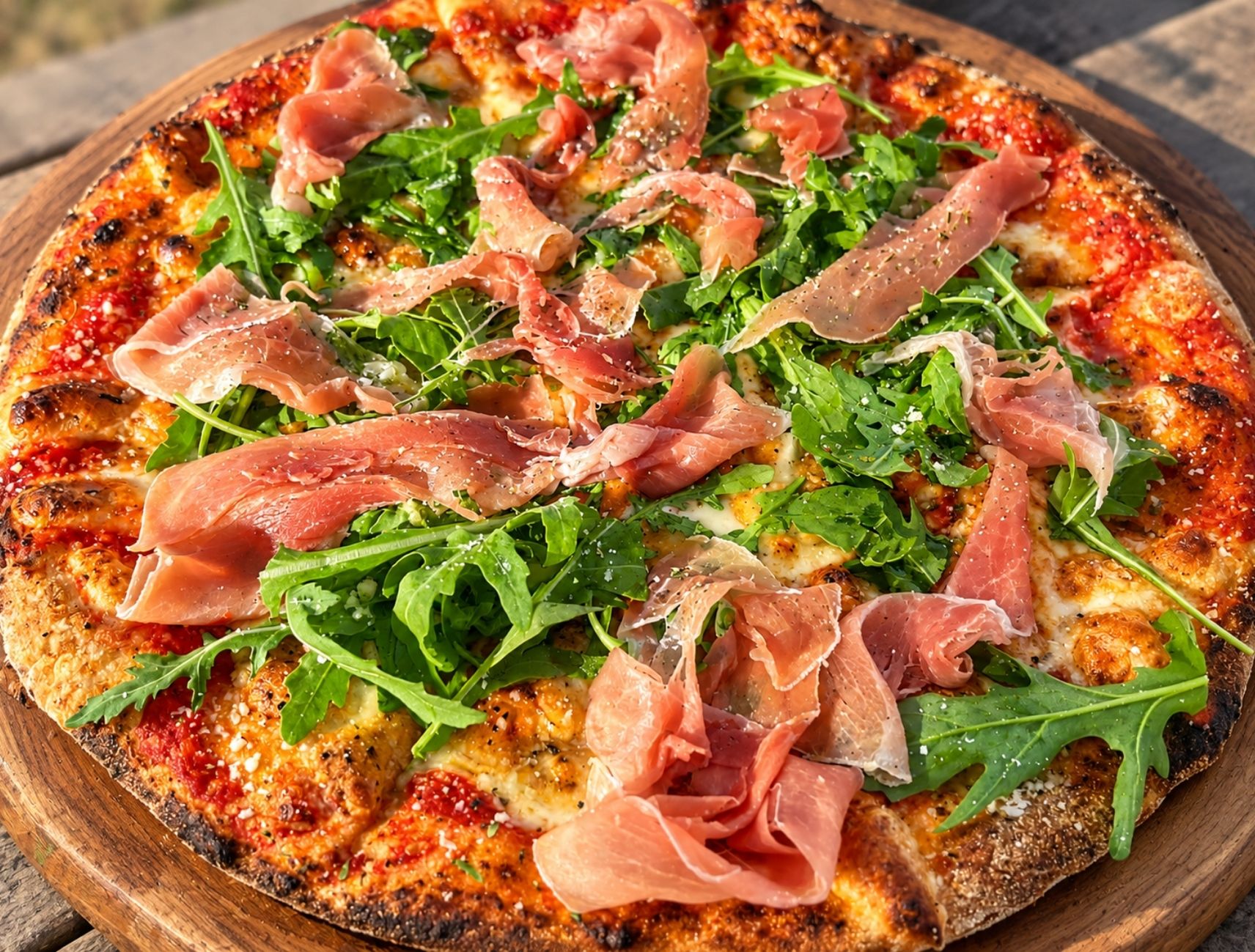 Pizza artesana con jamón, tomate y rúcula, Pool Bar restaurante en Benidoleig, Marina Alta