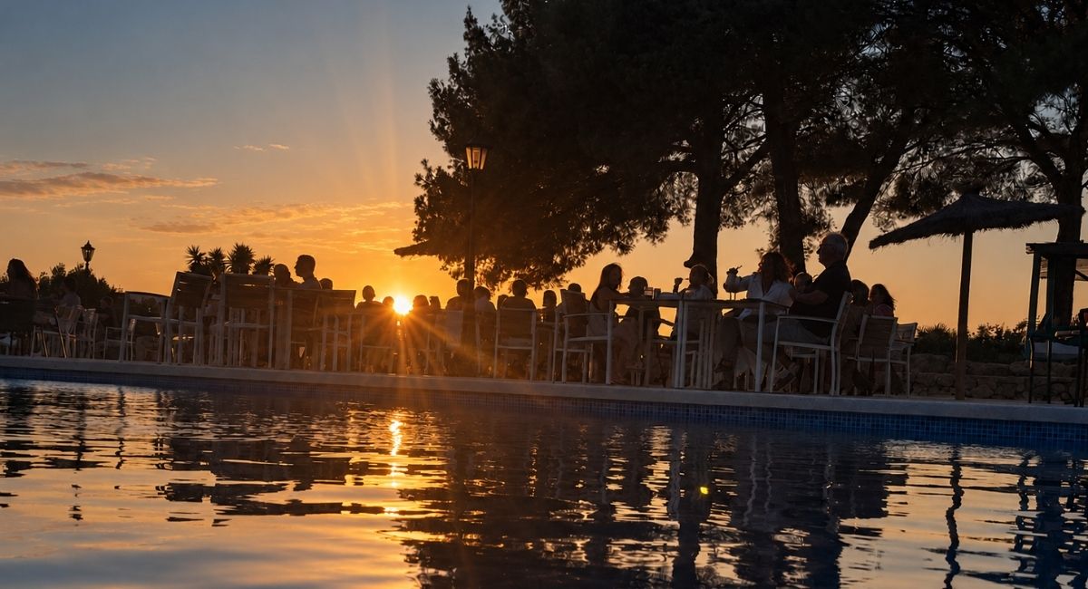 Piscina iluminada y montañas de la Marina Alta al caer la noche, Pool Bar restaurante en Benidoleig, Marina Alta