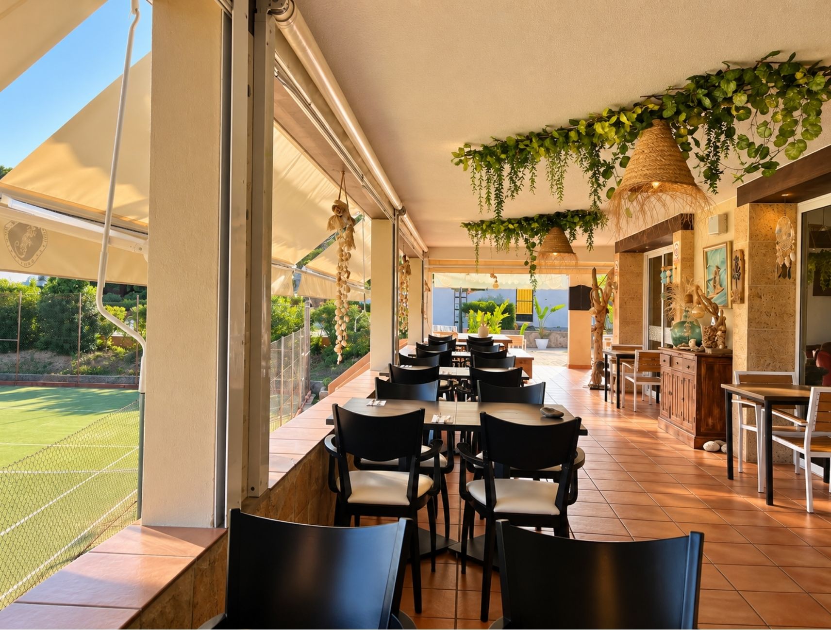 Terraza cubierta con mesas preparadas para comer, Pool Bar restaurante en Benidoleig, Marina Alta