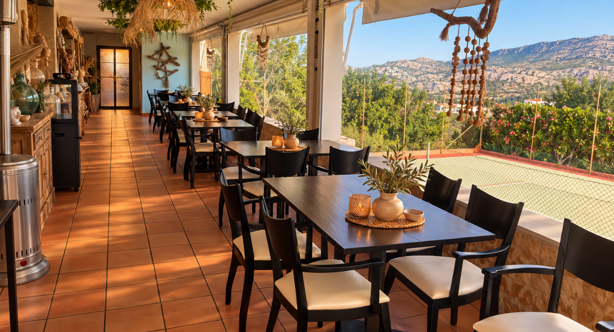 Terraza cubierta del restaurante Pool Bar con vistas a la montaña